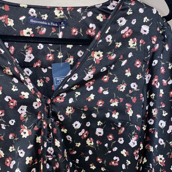 Abercrombie and Fitch Black Floral long sleeve crop top - Picture 2 of 6